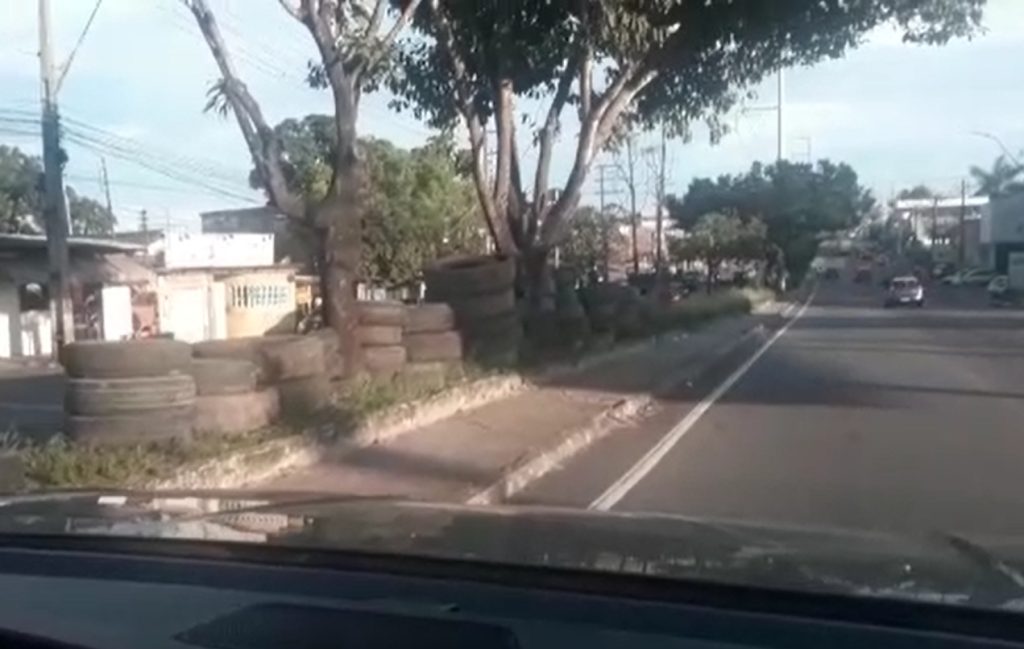 Pneus velhos descartados em avenidas de Manaus (AM) / Divulgação