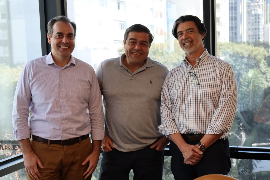 Da esquerda para a direita: Paulo Manna, diretor-executivo da Alfa Seguros; Caio Valli, diretor geral da Alfa Seguros; e Celso Paiva, que foi um dos fundadores da Alfa Seguros e está se aposentando / Divulgação