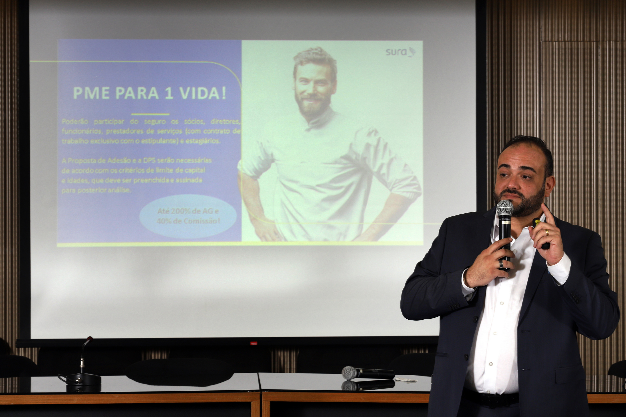 Domingos Perruolo, da Seguros Sura, mostra as vantagens para o corretor que deseja ser parceiro da companhia / Foto: Arnaldo Athayde / Divulgação
