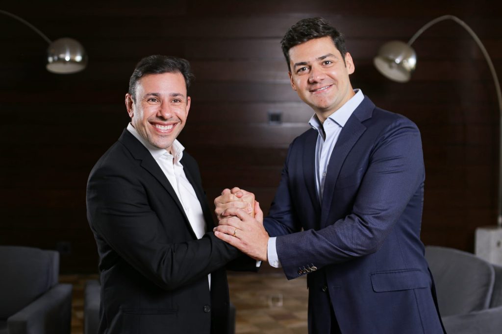 Partner diretor executivo da Wiz Conseg, Alexandre Kalache e Heverton Peixoto, CEO da Wiz Soluções (à direita) / Divulgação