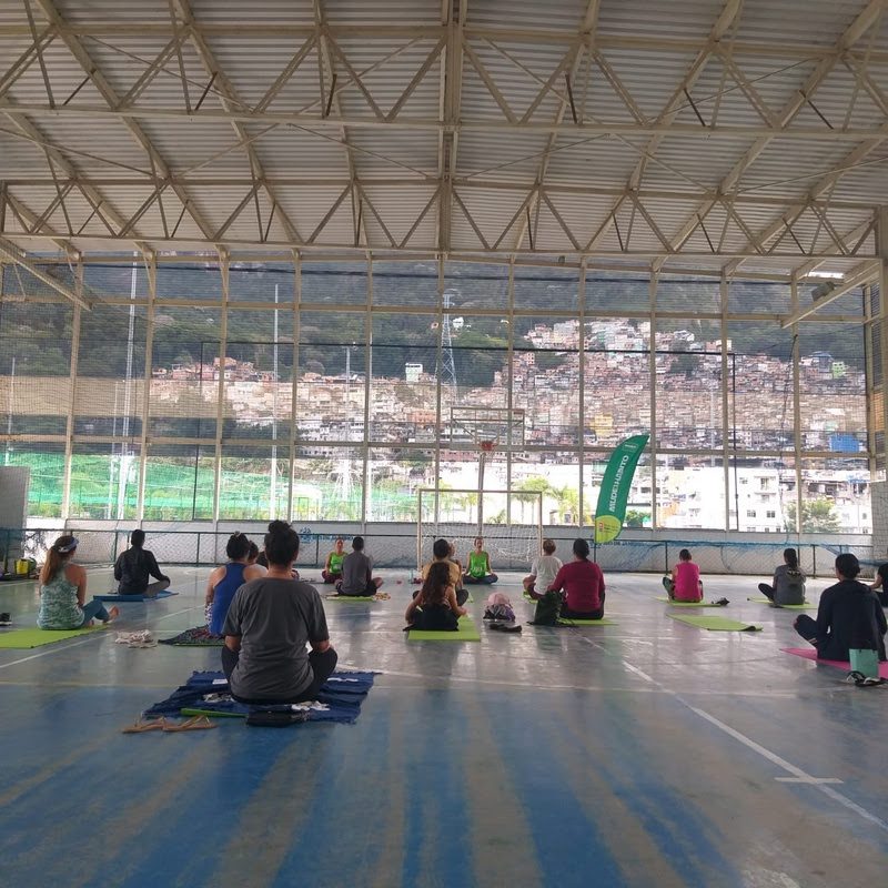Aula de yoga realizada no Complexo Esportivo da Rocinha / Divulgação