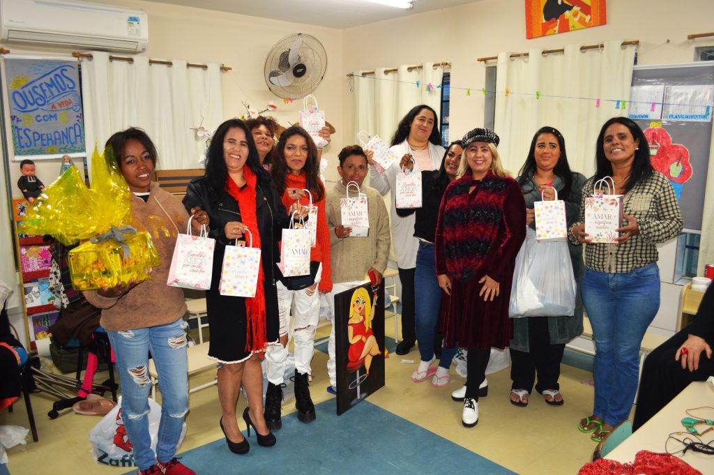 Guerreiros dos Girassóis e Clube da Pedrinha realizam ação social para mulheres da Comunidade Santa Terezinha