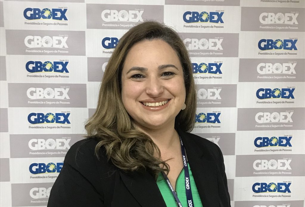 A gerente de Produtos, Projetos e Inteligência de Mercado do GBOEX, Letícia Vaz ressalta a importância do seguro de pessoas